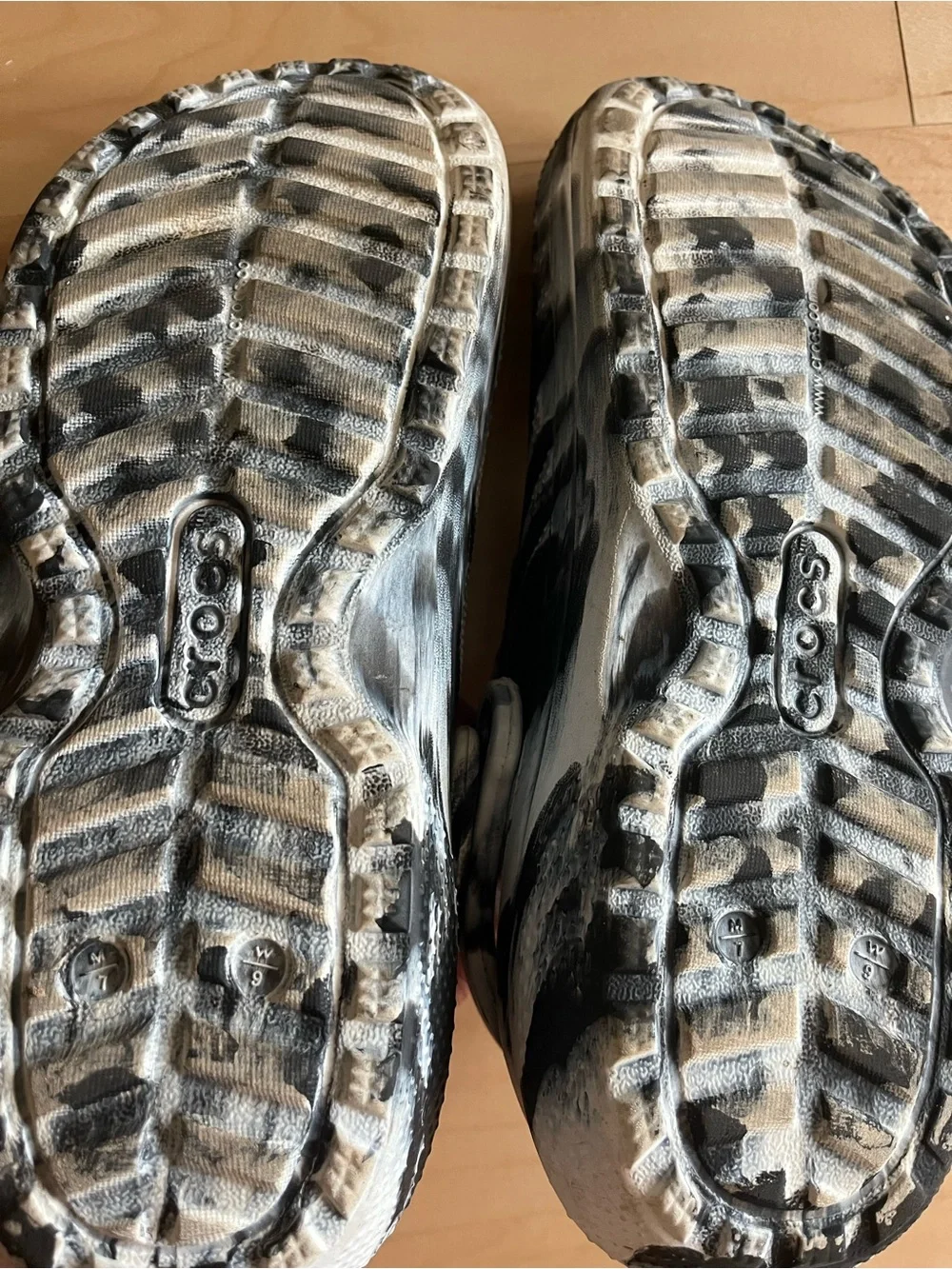 Crocs Men 7 ( Women 9)  Classic Lined winter Clog - Black and White Tie-Dye